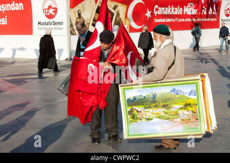 Türkei, Istanbul, Eminönü, fliegende Händler am Platz vor der Yeni valido? Moschee auch Neue Moschee. Foto Stock