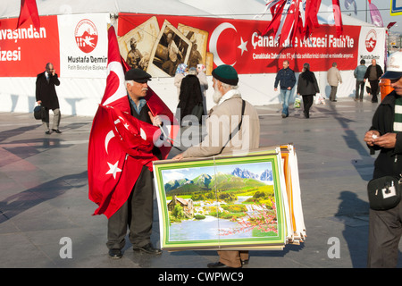 Türkei, Istanbul, Eminönü, fliegende Händler am Platz vor der Yeni valido? Moschee auch Neue Moschee. Foto Stock