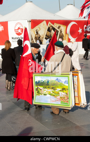 Türkei, Istanbul, Eminönü, fliegende Händler am Platz vor der Yeni valido? Moschee auch Neue Moschee. Foto Stock