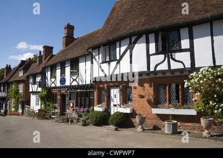 Chilham Kent England Agosto Shelly la sala da tè nella piazza di questo villaggio storico del XV e XVI sec. edifici Foto Stock