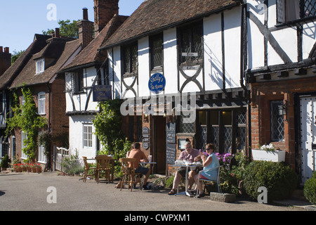 Chilham Kent visitatori seduti fuori in estate sole godendo di Kentish crema tè alla Shelly's Tea Rooms storico villaggio inglese Foto Stock