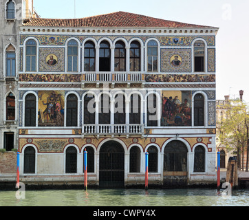 Palazzo Barbarigo, palazzo del XVI secolo. Facciata decorata con mosaici di vetro di Murano. Foto Stock