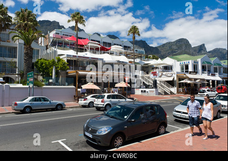 Alberghi e caffè lungo la spiaggia di Camps Bay, Città del Capo, Sud Africa Foto Stock