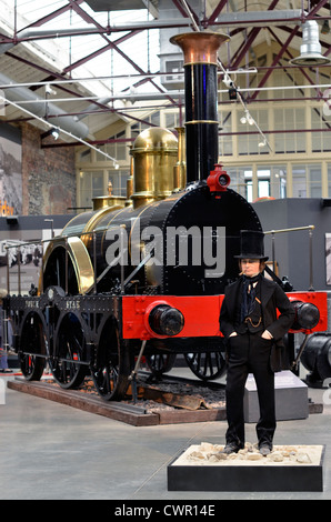 Statua di Isambard Kingdom Brunel nella parte anteriore del north star swindon museo ferroviario Foto Stock