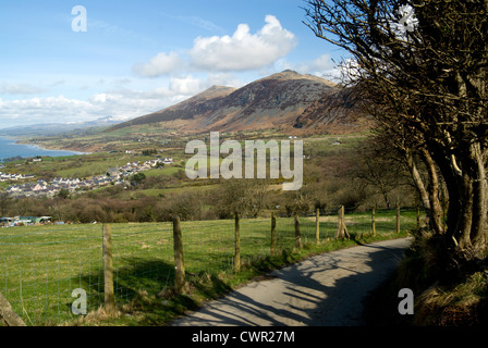 Gyrn Goch, Gyrn Ddu montagne e Caernarfon Bay dal Llyn sentiero costiero, Yr Eifl montagne, Lleyn Peninsula, Gwynedd, Foto Stock