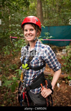 Indonesia Sulawesi, Funzionamento Wallacea, Lambusango riserva forestale, tendalino studente di accesso Foto Stock