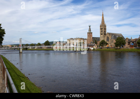 Fiume Ness che scorre attraverso il centro della città di Inverness highland scozia uk Foto Stock