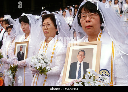 Circa 30.000 coppie sposarsi in una chiesa di unificazione di massa cerimonia di nozze a RFK Stadium Novembre 29, 1997 a Washington, DC. Foto Stock