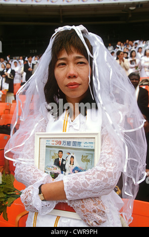 Circa 30.000 coppie sposarsi in una chiesa di unificazione di massa cerimonia di nozze a RFK Stadium Novembre 29, 1997 a Washington, DC. Foto Stock