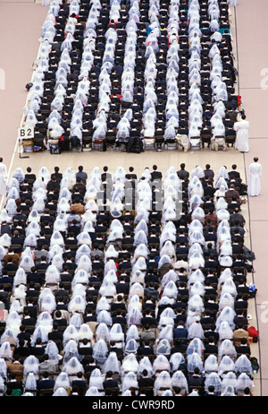 Circa 30.000 coppie sposarsi in una chiesa di unificazione di massa cerimonia di nozze a RFK Stadium Novembre 29, 1997 a Washington, DC. Foto Stock