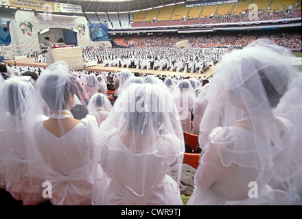 Circa 30.000 coppie sposarsi in una chiesa di unificazione di massa cerimonia di nozze a RFK Stadium Novembre 29, 1997 a Washington, DC. Foto Stock