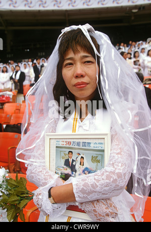 Circa 30.000 coppie sposarsi in una chiesa di unificazione di massa cerimonia di nozze a RFK Stadium Novembre 29, 1997 a Washington, DC. Foto Stock