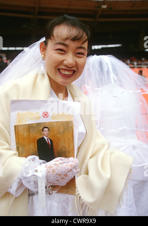 Circa 30.000 coppie sposarsi in una chiesa di unificazione di massa cerimonia di nozze a RFK Stadium Novembre 29, 1997 a Washington, DC. Foto Stock