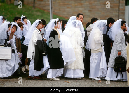 Circa 30.000 coppie sposarsi in una chiesa di unificazione di massa cerimonia di nozze a RFK Stadium Novembre 29, 1997 a Washington, DC. Foto Stock