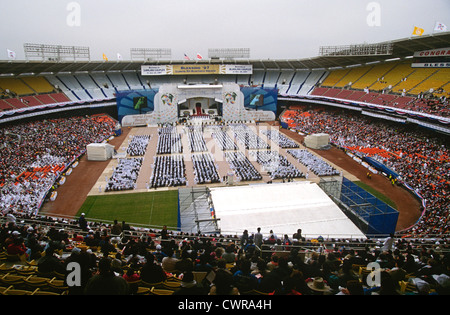 Circa 30.000 coppie sposarsi in una chiesa di unificazione di massa cerimonia di nozze a RFK Stadium Novembre 29, 1997 a Washington, DC. Foto Stock