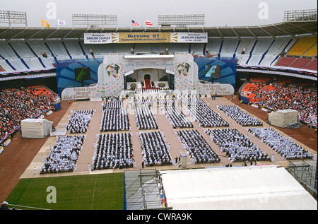 Circa 30.000 coppie sposarsi in una chiesa di unificazione di massa cerimonia di nozze a RFK Stadium Novembre 29, 1997 a Washington, DC. Foto Stock