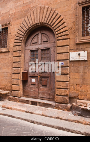 La porta di ingresso per la Biblioteca Popolare di Firenze, Italia. Foto Stock