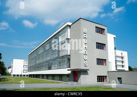 Edificio Bauhaus e scuola di architettura progettata da Walter Gropius a Dessau Germania Foto Stock