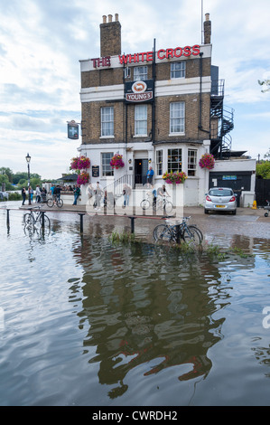 La Croce Bianca pub Richmond upon Thames Surrey Londra UK a marea alta. Foto Stock