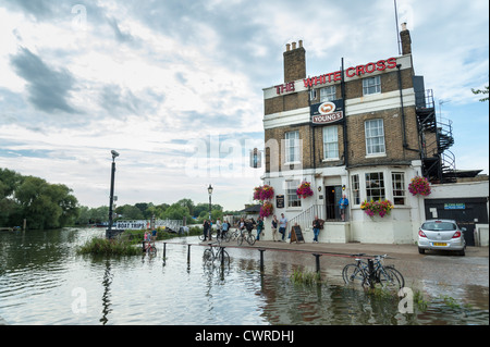 La Croce Bianca pub Richmond upon Thames Surrey Londra UK a marea alta. Foto Stock