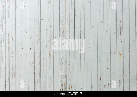 Bianco di tavole di legno vernice blisterato incrinato e pelate Foto Stock
