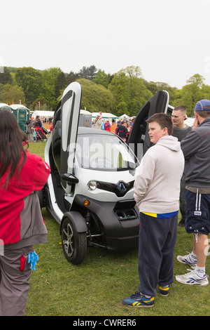 Una Renault Twizy auto elettrica sul display del Lancashire campagna Experience Day a Witton Country Park nel maggio 2012. Foto Stock