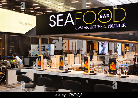 Francia Paris Charles de Gaulle terminal 2E NUOVO M gate concourse Caviar Bar Foto Stock
