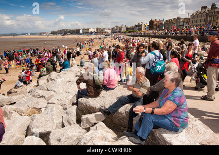 Regno Unito, Inghilterra, Lancashire, Morecambe Beach, folle di visitatori la visione di intrattenimento Foto Stock