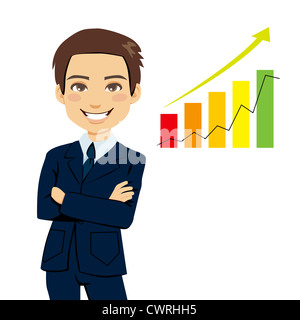 Imprenditore di successo in piedi con le braccia incrociate accanto al grafico a barre che mostra le statistiche di business trend di crescita Foto Stock