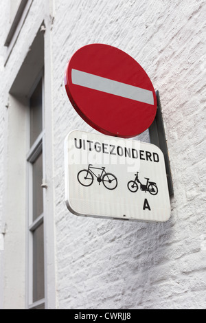 Nessun segno di entrata in Bruges, Belgio, con il termine olandese per "esclusi" [biciclette e ciclomotori] Foto Stock