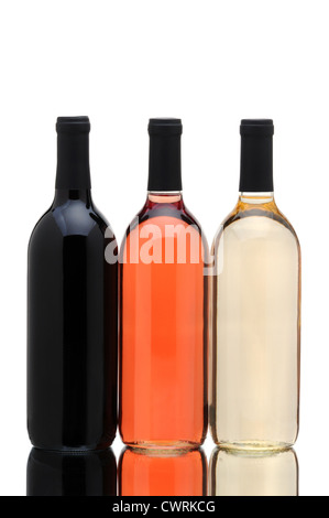 Tre bottiglie di vino con riflessioni isolato su uno sfondo bianco. Foto Stock