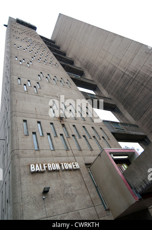 Balfron Tower, a 27 piani blocco alloggiamento in legno di pioppo, un distretto del London Borough of Tower Hamlets nell'East End di Londra Foto Stock