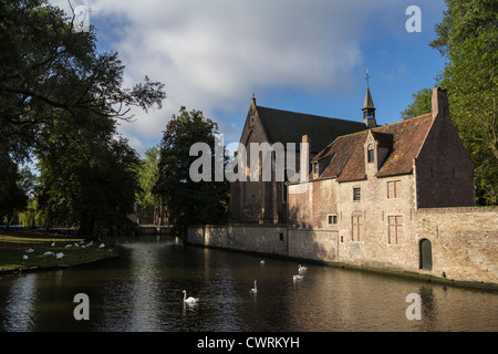 Canal vicino Begijnhof, Bruges, Belgio Foto Stock