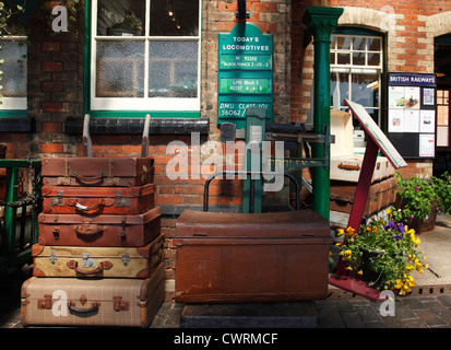 Valigie sulla piattaforma a Sheringham vicina, Norfolk, Inghilterra, Regno Unito Foto Stock