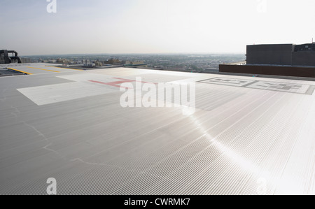 Di atterraggio per elicotteri Pad sulla parte superiore dell edificio dell ospedale Foto Stock