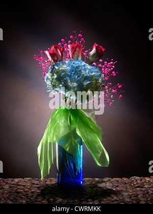 Mazzo di fiori in vaso blu Foto Stock