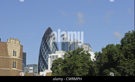 Il Gherkin visto dalla Torre di Londra London Inghilterra England Foto Stock