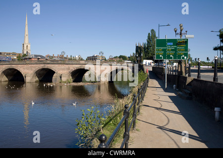 Strada Hylton approccio al ponte sul fiume Severn a Worcester Foto Stock