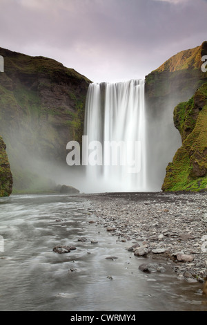 Skogafoss cascata nel sud dell'Islanda durante metà estate Foto Stock
