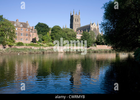 Sponda Est del fiume Severn con cattedrale di Worcester a destra Foto Stock