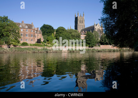 Cattedrale e la sponda orientale si riflette nel fiume Severn a Worcester Foto Stock