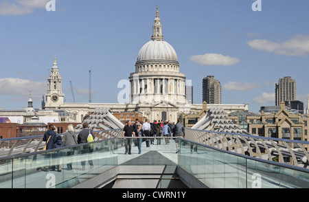 Millennium Bridge e alla Cattedrale di St Paul London Inghilterra England Foto Stock