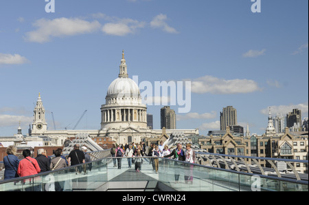 Millennium Bridge e la Cattedrale di St Paul London Inghilterra England Foto Stock