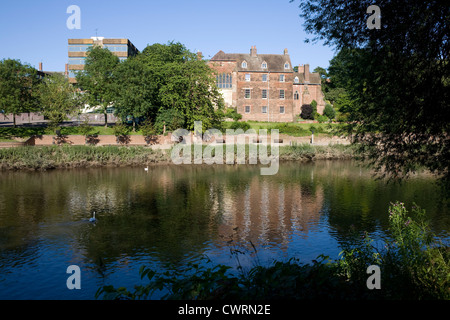 College of Technology e Kleve visto dalla riva occidentale del fiume Severn a Worcester Foto Stock