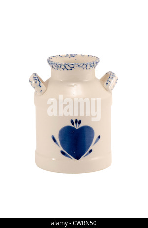 Vaso in ceramica il piatto con il cuore blu nel centro isolato su sfondo bianco. Foto Stock