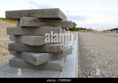 Pavimentazione piastrelle sul nuovo marciapiede. La costruzione di nuove strade opere. Foto Stock