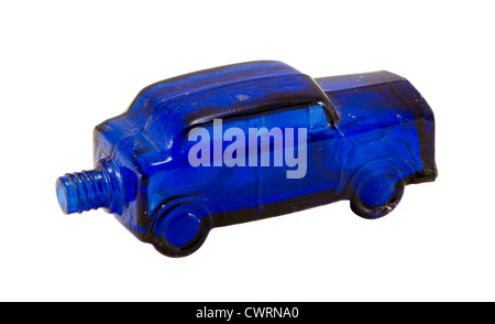 Retro Vintage vetro bottiglia di alcool auto isolati su sfondo bianco. Bevanda blu fantasia. Foto Stock