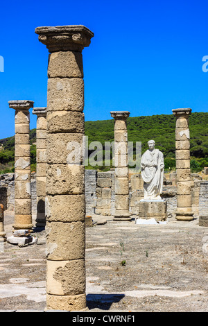 Traiano statua e Basilica presso le rovine Romane di Baelo Claudia a Bolonia beach , Tarifa , Cadice , Andalusia , Spagna Foto Stock