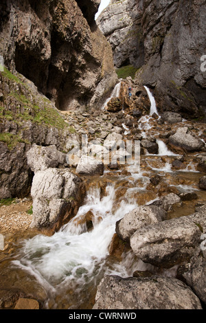 Regno Unito, Inghilterra, Yorkshire, Malham, Gordale Scar, cascata Foto Stock