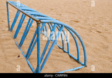 Blu acciaio bicicletta vuoto parcheggio sulla sabbia di mare in spiaggia. Foto Stock